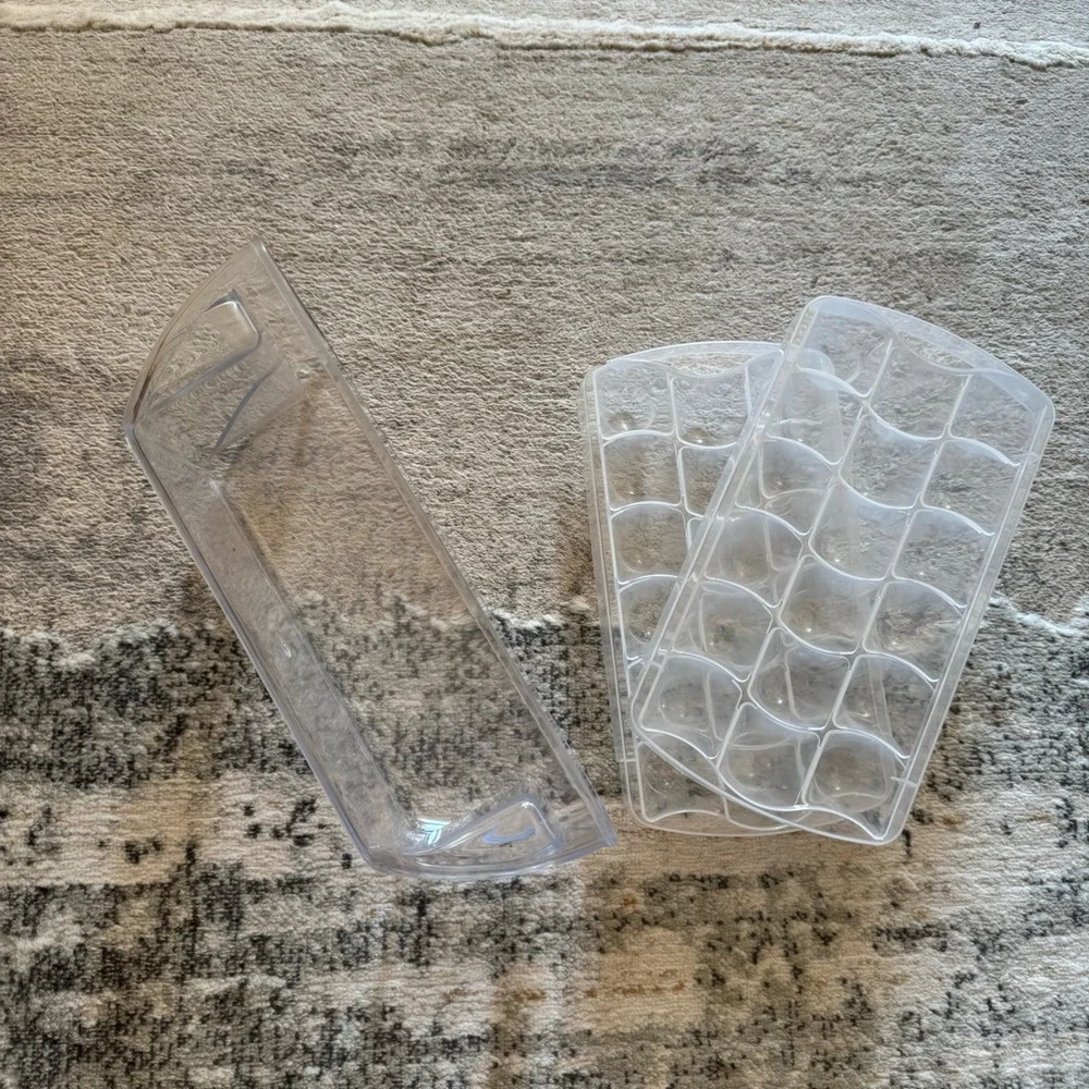 🛍🏙3️⃣ for $1️⃣5️⃣ Bundle of 2 ice cube trays and plastic storage bin